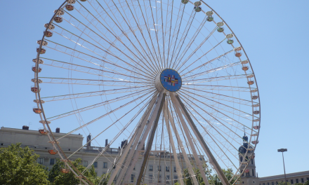 La grande roue de la place Bellecour à Lyon vient de retrouver sa place : petit tour d’horizon…