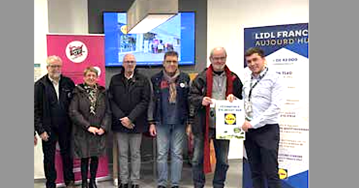 La direction régionale Lidl de Saint-Quentin-Fallavier remet  les clés d’un camion aux Restos du Cœur : quand un hard-discounter joue la carte caritative…