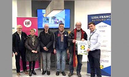 La direction régionale Lidl de Saint-Quentin-Fallavier remet  les clés d’un camion aux Restos du Cœur : quand un hard-discounter joue la carte caritative…