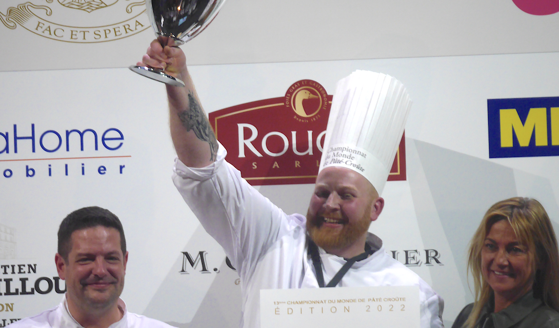 A 8 points près,  le charcutier lyonnais Jérémie Crauser, vice-champion du monde du pâté en croute derrière le Japonais Ryutaro Shiomi