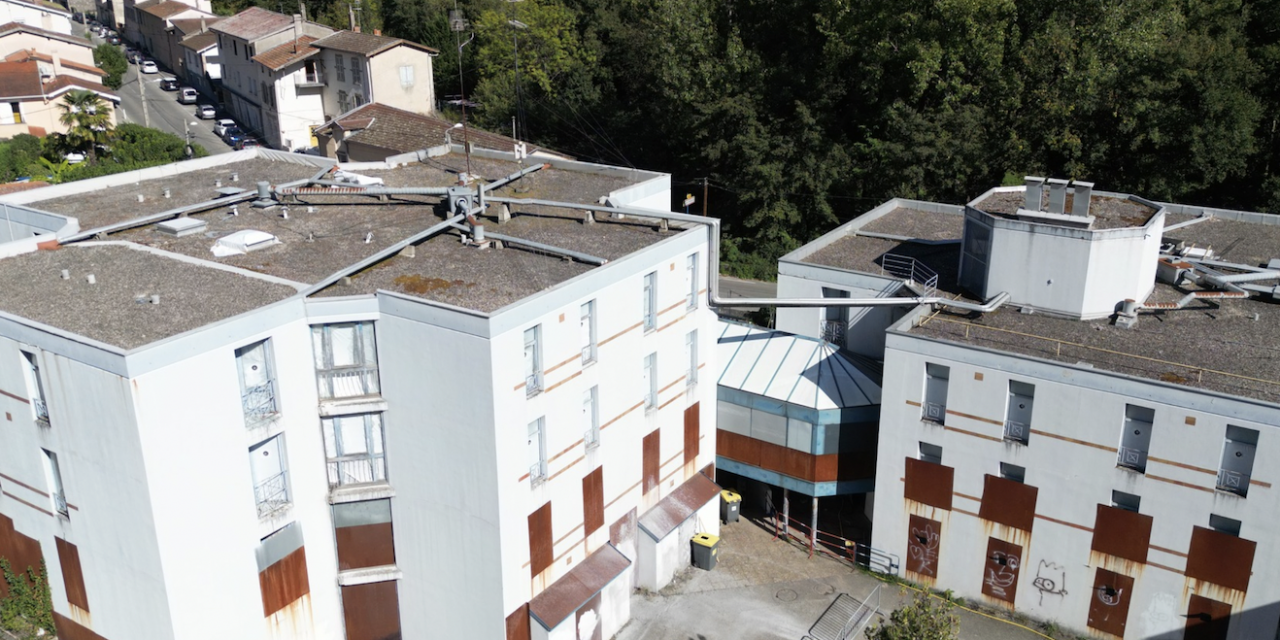 Devenu un squatt depuis plusieurs années, le Foyer de Jeunes Travailleurs du quartier de Cancanne à Vienne, en passe d’être totalement démoli