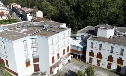 Devenu un squatt depuis plusieurs années, le Foyer de Jeunes Travailleurs du quartier de Cancanne à Vienne, en passe d’être totalement démoli