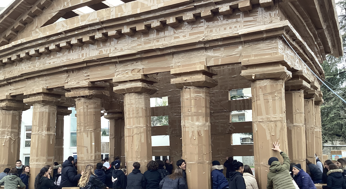 Les élèves édifient une réplique du Temple d’Auguste et de Livie pour clôturer les festivités du 150éme anniversaire de l’Institution Robin