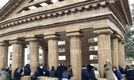 Les élèves édifient une réplique du Temple d’Auguste et de Livie pour clôturer les festivités du 150éme anniversaire de l’Institution Robin