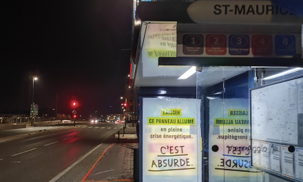Des écrans numériques et des panneaux publicitaires lumineux recouverts ou éteints cette nuit à Vienne par des militants écologistes