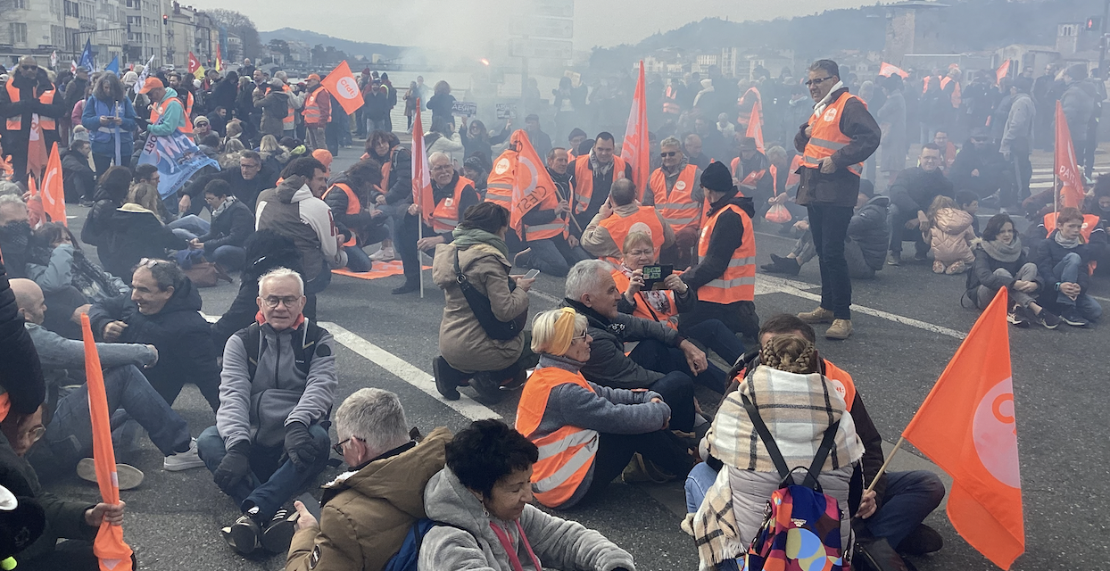 Réforme des retraites : record de participation battu avec un cortège de 3 300 manifestants à Vienne, marqué par un sit-in place St-Louis