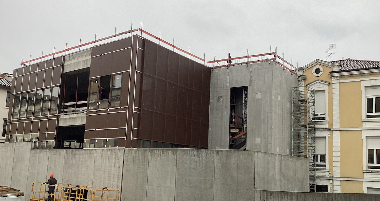Lors de son assemblée générale, l’association « Les Amis de Vienne » s’est étonnée de l’esthétique choisie pour la construction du gymnase de Saint-Charles