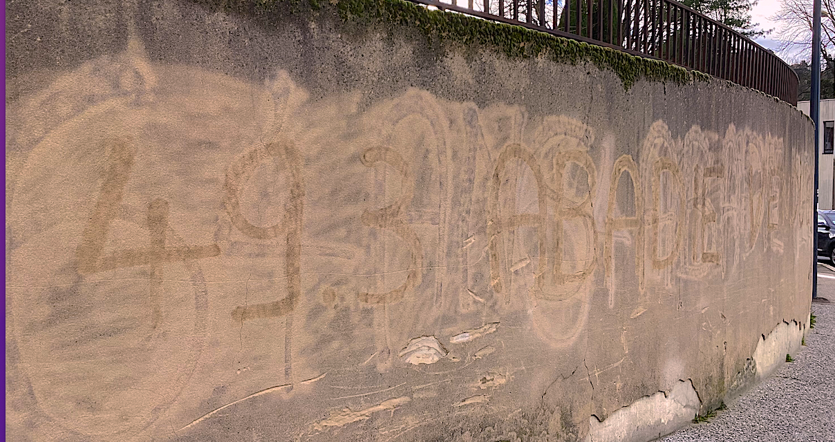 Taguant un slogan contre la députée Abadie sur le mur de Robin à Vienne, un enseignant se fait prendre sur le fait : il passera au tribunal…