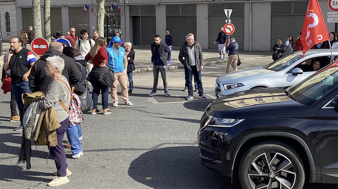 Réforme des retraites : 2 700 manifestants dans les rues de Vienne, mais scission pour la 1ère fois entre 300 « bloqueurs » et le cortège…