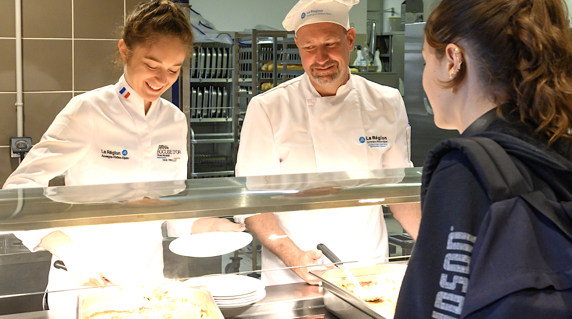 Naïs Pirollet, la candidate française du « Bocuse d’or 2023 » aux fourneaux de la cantine du lycée Agrotec de Vienne pour un plat spécial…