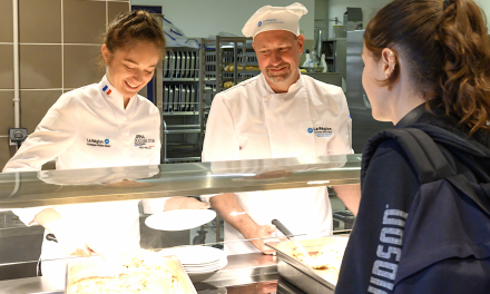 Naïs Pirollet, la candidate française du « Bocuse d’or 2023 » aux fourneaux de la cantine du lycée Agrotec de Vienne pour un plat spécial…