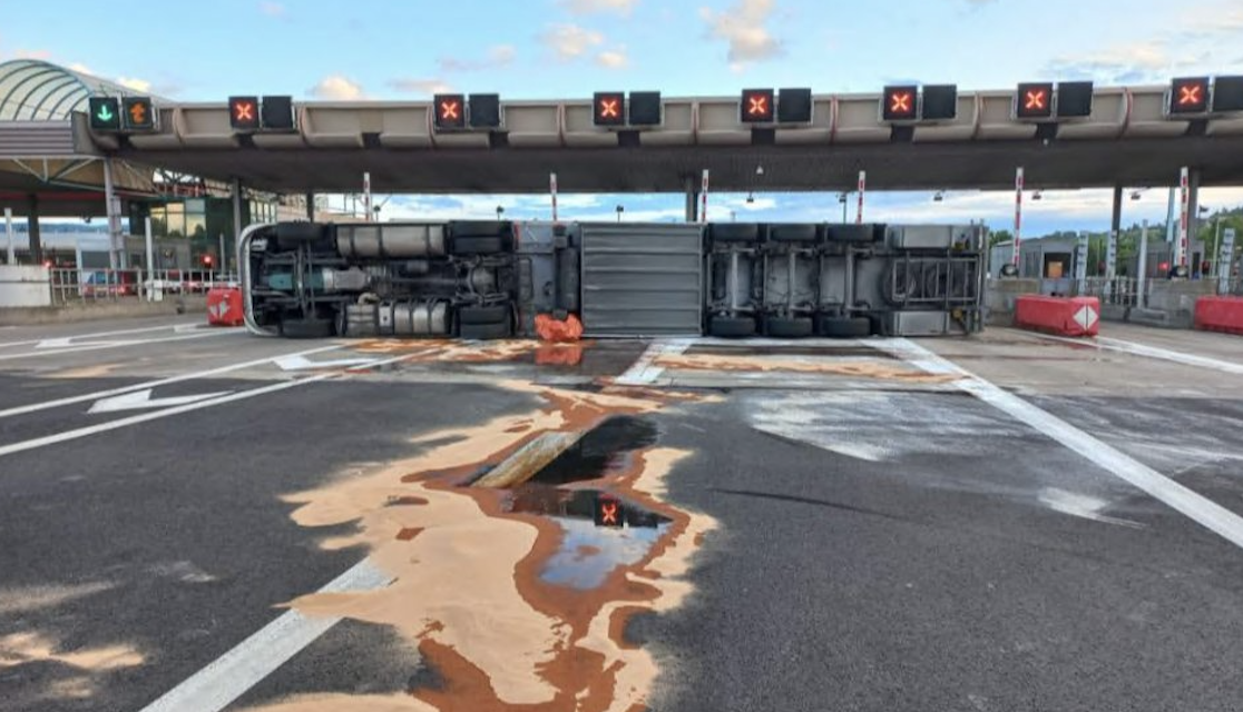 Spectaculaire accident sur l’A7  ce matin : camion couché devant le péage de Reventin-Vaugris, deux blessés