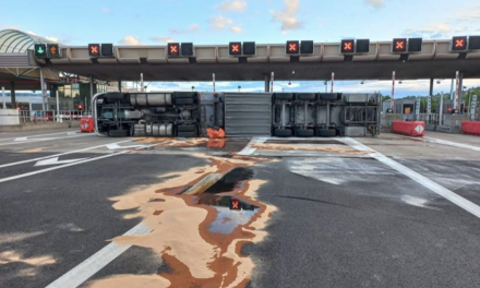 Spectaculaire accident sur l’A7  ce matin : camion couché devant le péage de Reventin-Vaugris, deux blessés