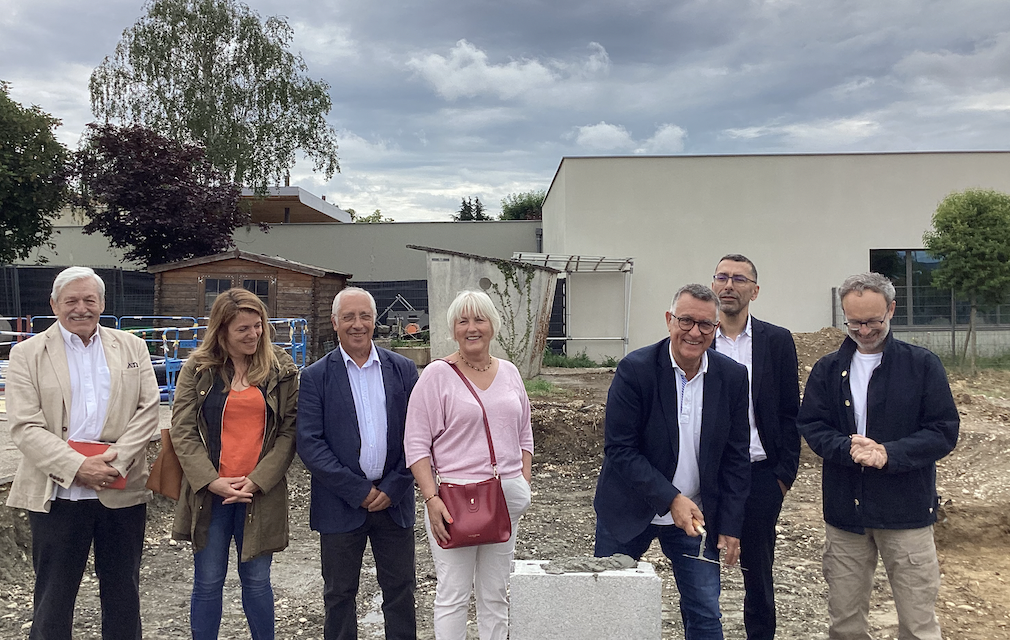 Pose de la 1ère pierre de la future chaufferie bois : bonne pioche pour la mairie d’Estrablin !