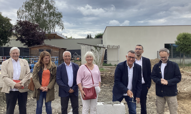 Pose de la 1ère pierre de la future chaufferie bois : bonne pioche pour la mairie d’Estrablin !