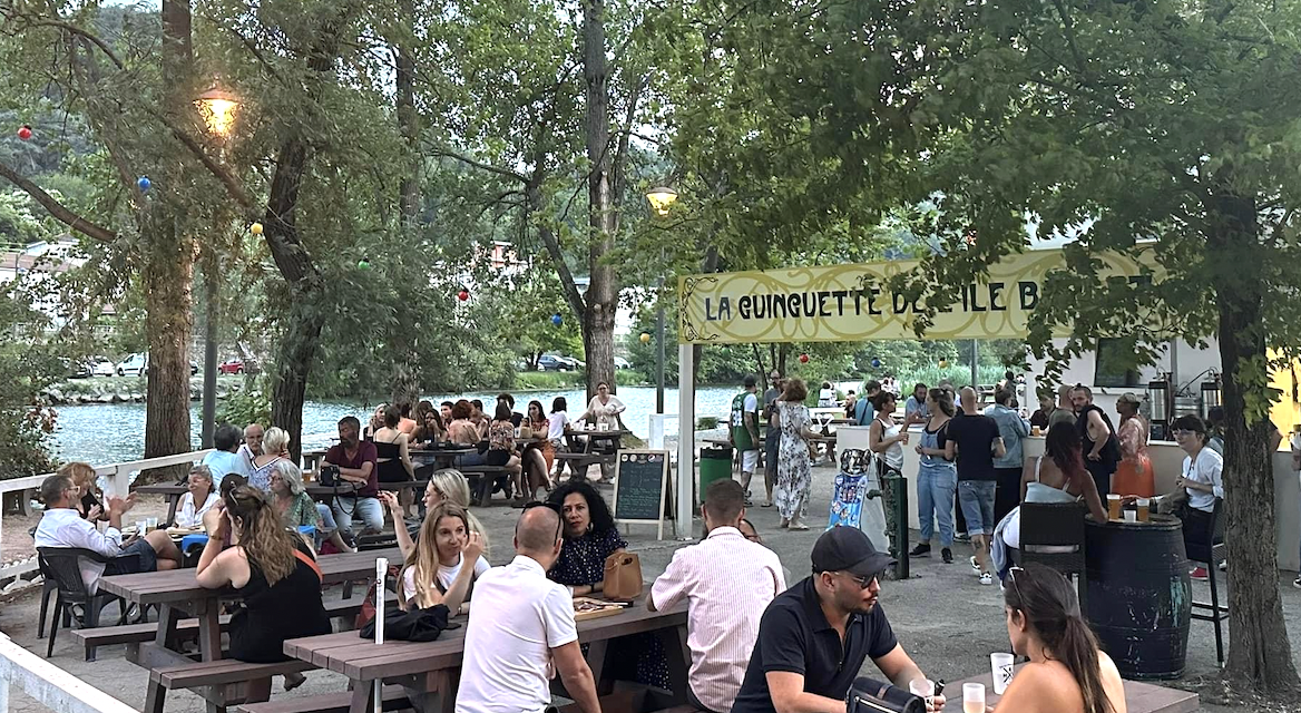 La guinguette de l’île Barlet à St-Romain-en-Gal est désormais ouverte tout l’été, on peut même y danser le dimanche…