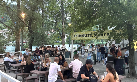 La guinguette de l’île Barlet à St-Romain-en-Gal est désormais ouverte tout l’été, on peut même y danser le dimanche…