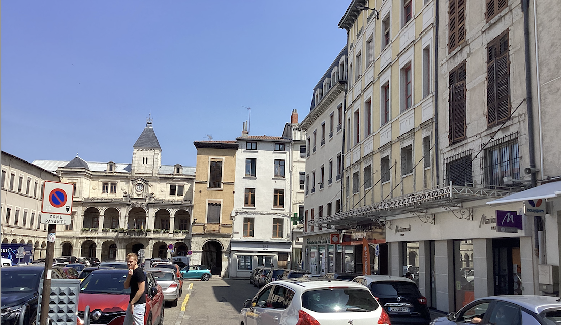 Sérieux lifting et verdissement en perspective pour les places François Mitterrand et de l’hôtel-de-ville à Vienne