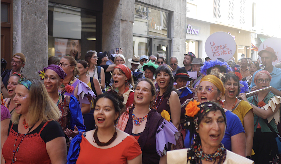 Jazz à Vienne-Avec ses cinquante participants, la  création  musicale  des « Grands Voyageurs » envahit les rues de Vienne