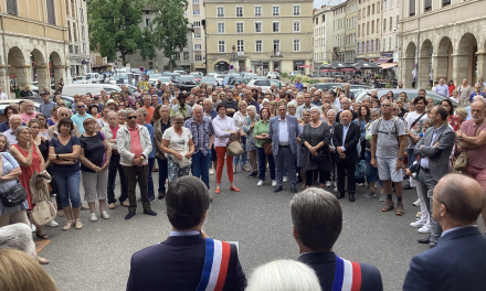 Violences urbaines : rassemblement pour exprimer indignation et  soutien au maire de L’Haÿ-les-Roses, devant l’hôtel-de-ville de Vienne