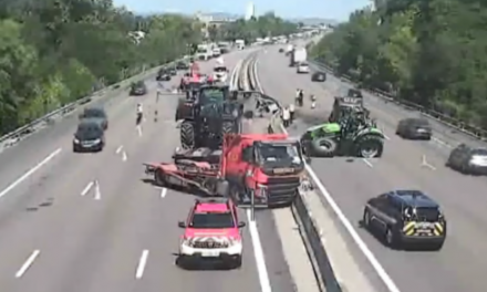 Tracteurs éjectés sur l’autoroute A 7: spectaculaire accident au Sud de Vienne