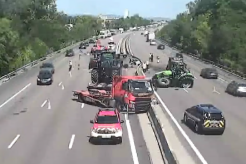 Tracteurs éjectés sur l’autoroute A 7: spectaculaire accident au Sud de Vienne