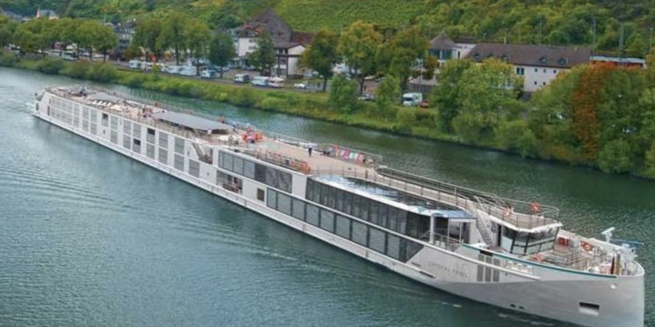 Un nouveau bateau haut-de-gamme baptisé pour effectuer des croisières à 10 000 euros sur le Rhône : le Riverside Ravel…