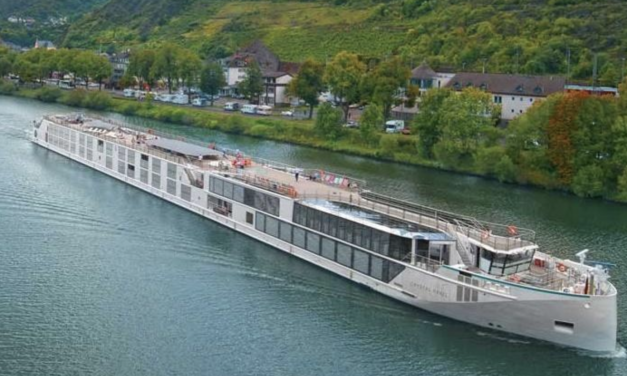 Un nouveau bateau haut-de-gamme baptisé pour effectuer des croisières à 10 000 euros sur le Rhône : le Riverside Ravel…