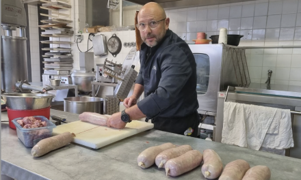 Il a remporté le 1er prix-Il est tous les samedis sur le marché de Vienne : Eric Chanel fabrique le meilleur saucisson à cuire de la région