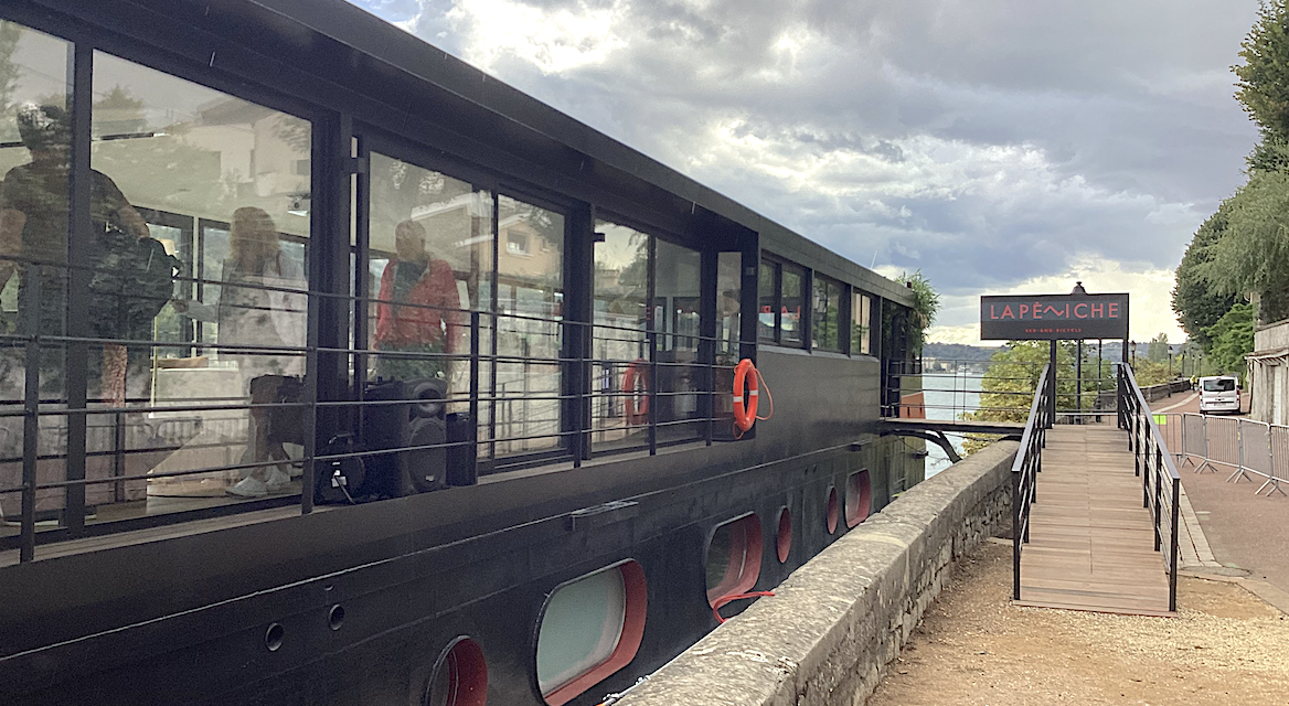 A quai près de la ViaRhôna, elle accueille ses 1ers clients : la 2ème péniche-hôtel du Rhône inaugurée à Sainte-Colombe