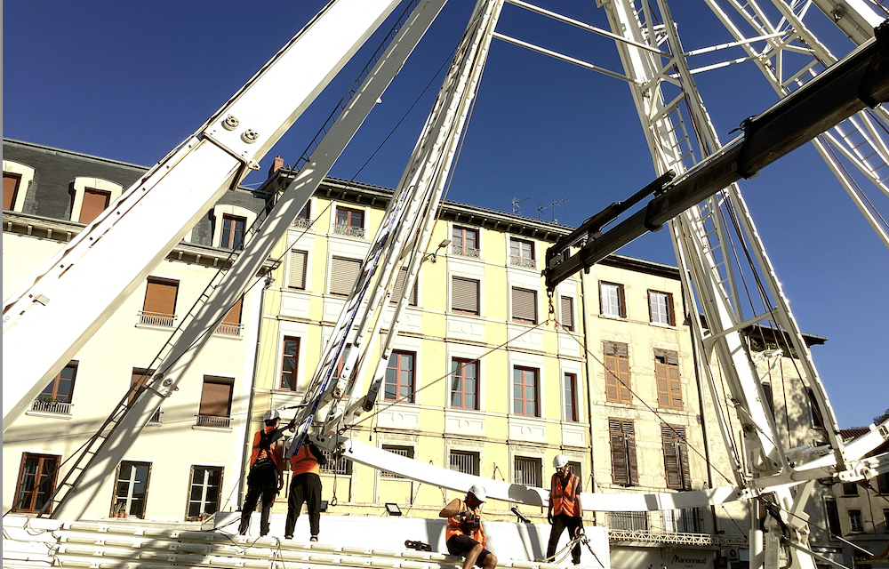 Son installation a débuté : la Grande Roue de 80 tonnes commence à s’élever dans le ciel de Vienne