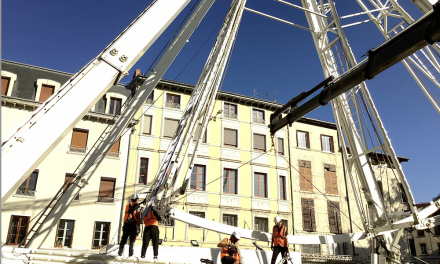 Son installation a débuté : la Grande Roue de 80 tonnes commence à s’élever dans le ciel de Vienne