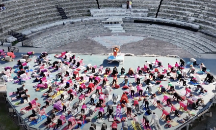 Octobre rose : 130 participantes pour un  Yoga Géant du théâtre antique de Vienne