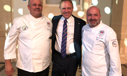 En présence du ministre de l’agriculture et de l’équipe italienne de rugby, Thonio, le chef du restaurant Lupo à Vienne, distingué