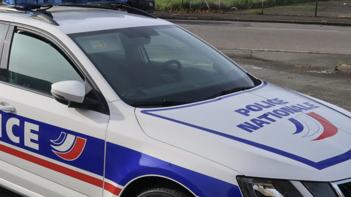 Un homme percute volontairement un véhicule de police au volant d’un… camion-benne municipal de…Pont-Evêque