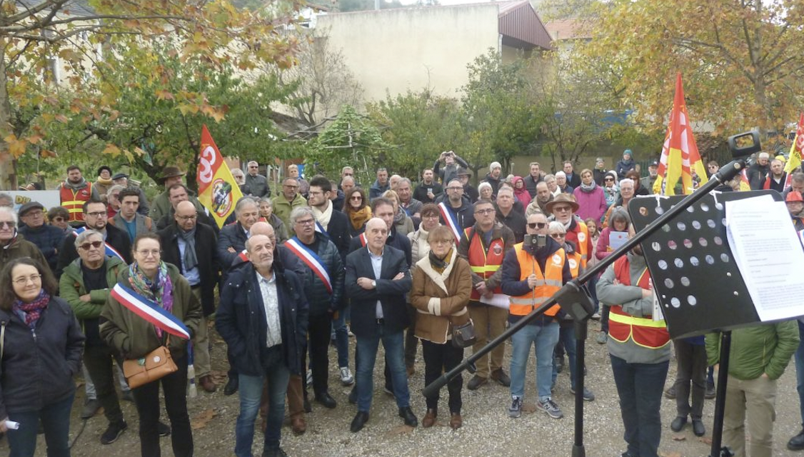 SNCF : quatre-cents personnes ont manifesté à St-Pierre-de-Bœuf pour la réouverture de la rive droite du Rhône aux voyageurs