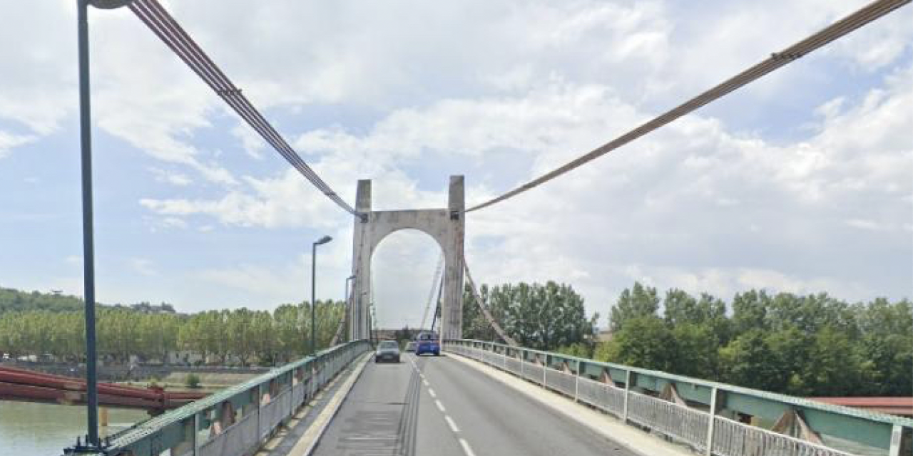 Alors que le portique de sécurité du pont de Condrieu a été endommagé pour la…  26ème fois, des caméras laser annoncées