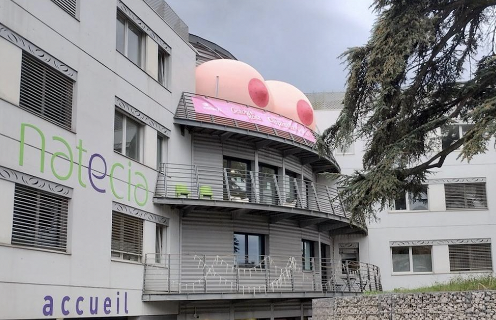 Fin d’octobre rose : deux seins  géants  perchés sur un hôpital privé à Lyon et visibles jusqu’à fin novembre…