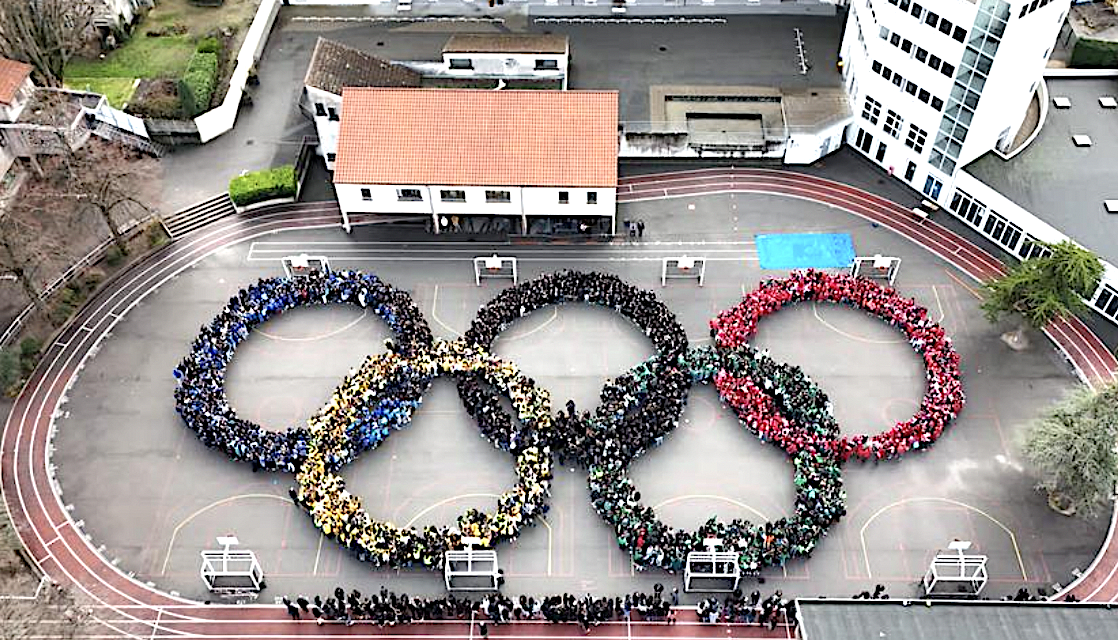 Une spectaculaire photo pour marquer la fin de l’année : les élèves de l’Institution Robin concrétisent leur foi en l’Olympisme