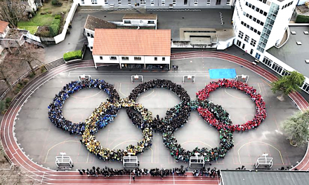 Une spectaculaire photo pour marquer la fin de l’année : les élèves de l’Institution Robin concrétisent leur foi en l’Olympisme