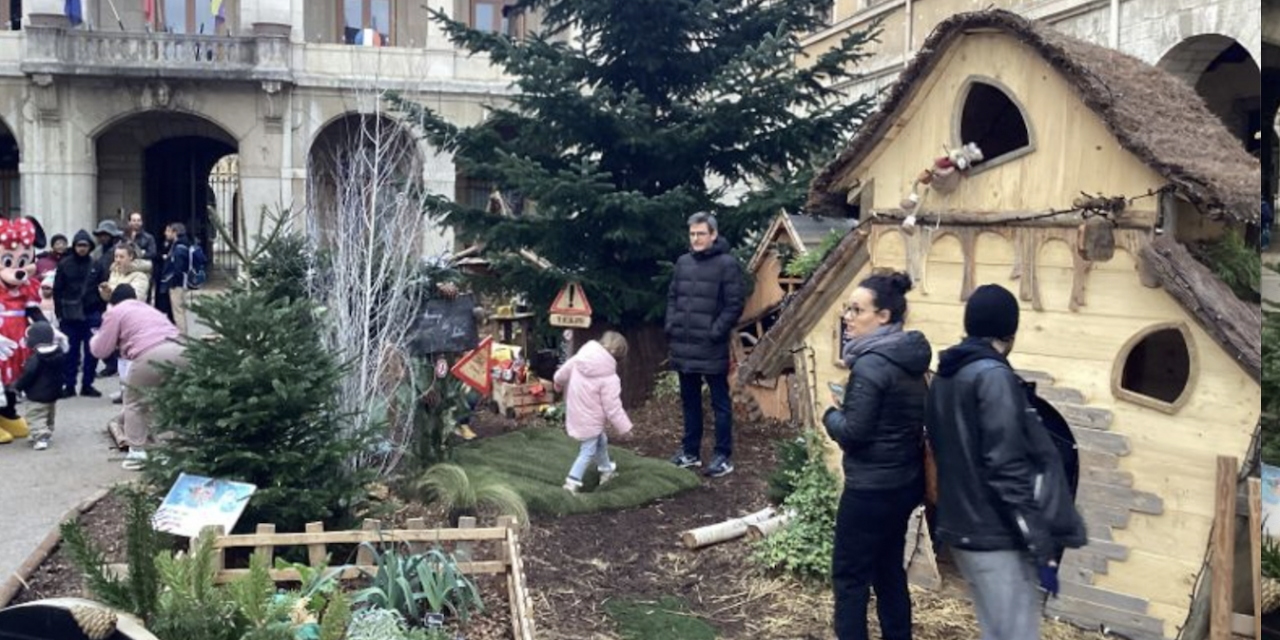 Eclairé jusqu’à minuit, le « Village de Noël » de la place de l’hôtel-de-ville à Vienne émerveillera les plus petits jusqu’au 10 janvier