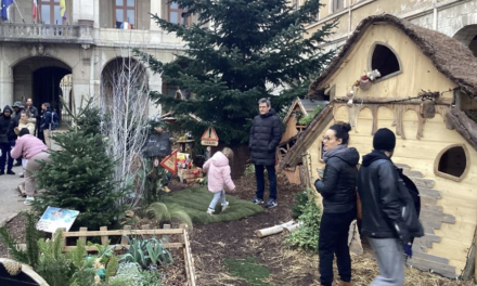 Eclairé jusqu’à minuit, le « Village de Noël » de la place de l’hôtel-de-ville à Vienne émerveillera les plus petits jusqu’au 10 janvier