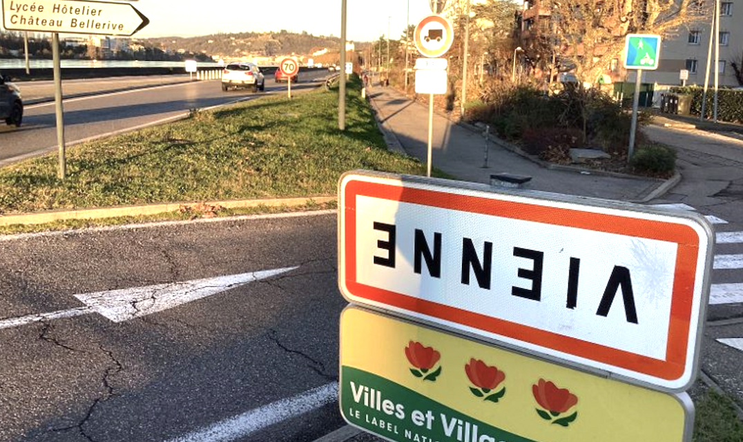 Pourquoi certains panneaux aux entrées de Vienne  se retrouvent à l’envers…