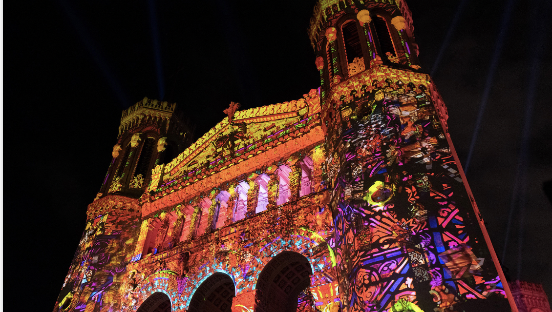 La Fête des Lumières continue ou plutôt reprend à la Basilique de Fourvière jusqu’au 30 décembre, mais cette fois avec la Région…