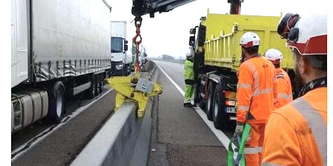 A7 : Le blocage continue. Vinci Autoroutes démolit le terre plein central pour évacuer mille camions bloqués !