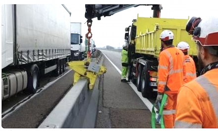 A7 : Le blocage continue. Vinci Autoroutes démolit le terre plein central pour évacuer mille camions bloqués !