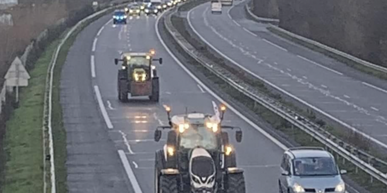 L’autoroute A 7 coupée à Saint-Rambert-d’Albon : les agriculteurs semblent déterminés à rester le temps qu’il faudra…