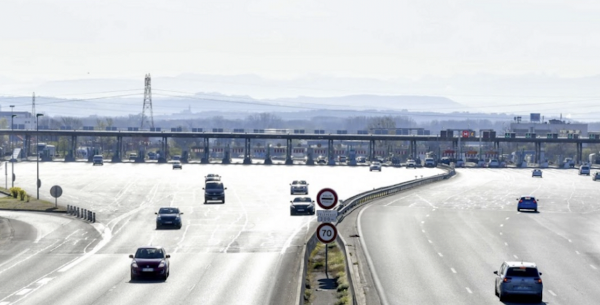 La course stupide entre deux chauffards au péage de Saint-Quentin-Fallavier se termine en tonneaux