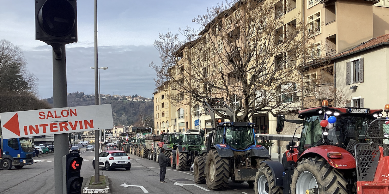 Une trentaine de tracteurs sont entrés dans Vienne vers midi : les agriculteurs en colère rejoints par un 2ème cortège en provenance de Reventin