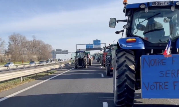 Agriculteurs en colère : opération de blocage sur l’A7 actuellement au « pont de Pierre Bénite »  à la jonction avec l’A 450